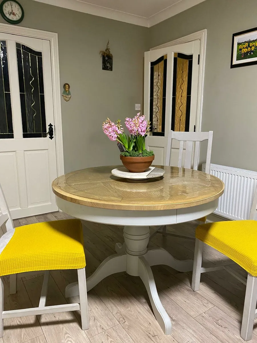 Table and chairs - Image 3