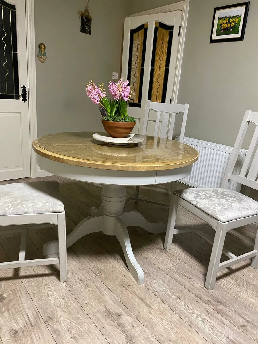 Table and chairs - Image 2