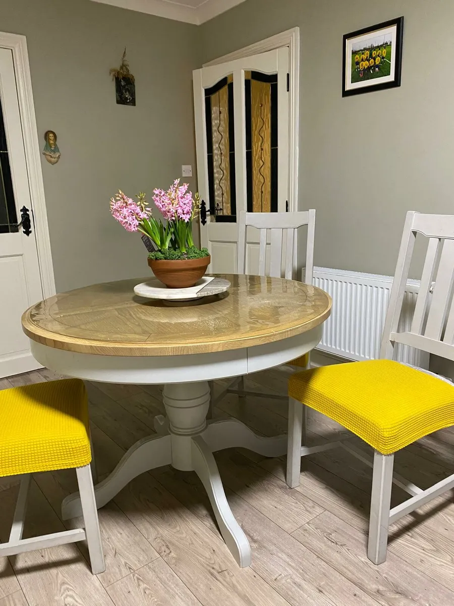 Table and chairs - Image 1