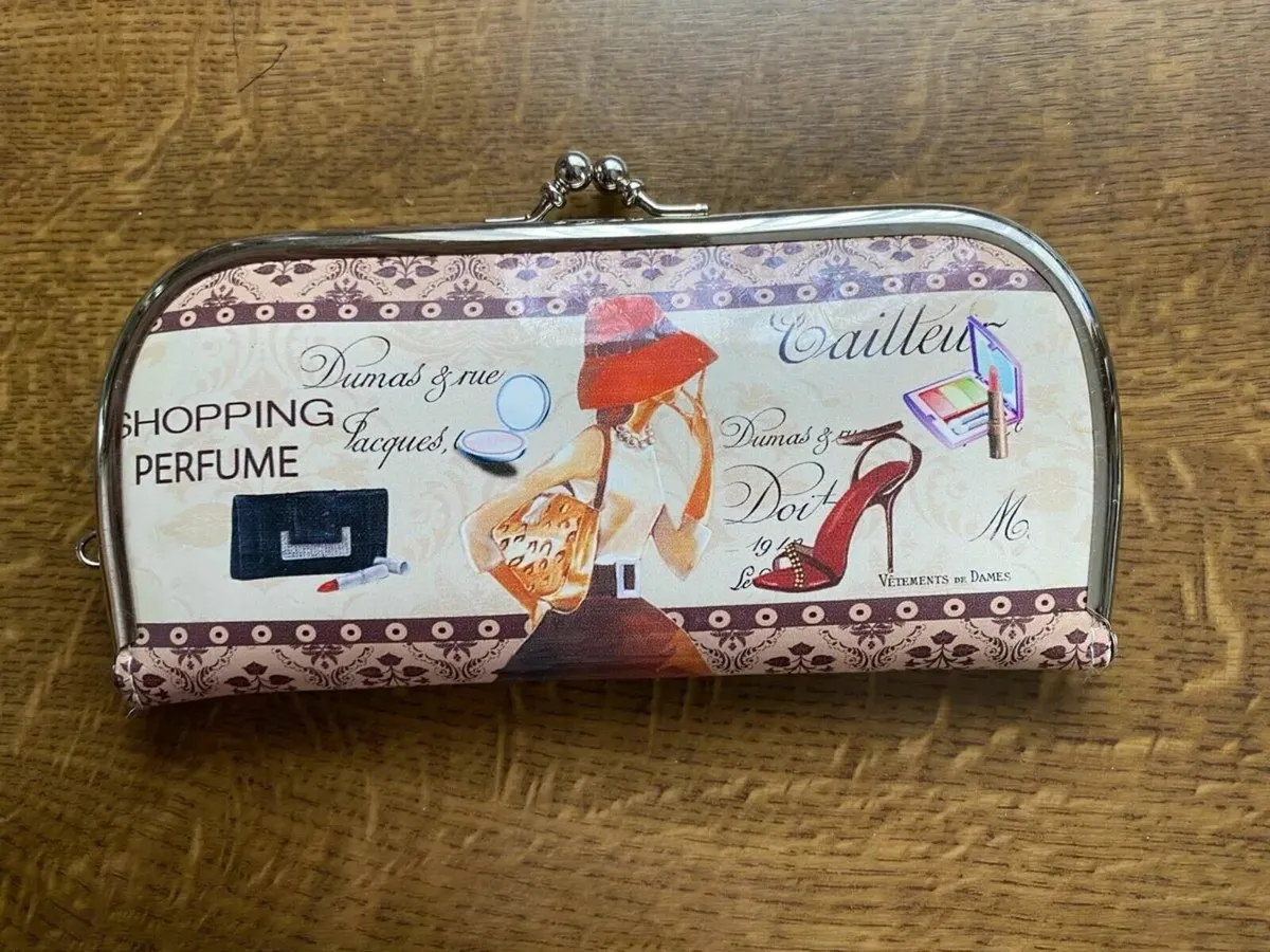 Beautiful Ladies Purse with clasp closing - Image 2