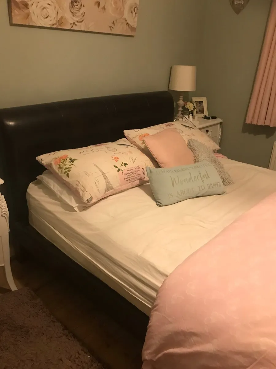 King size bed - Image 1