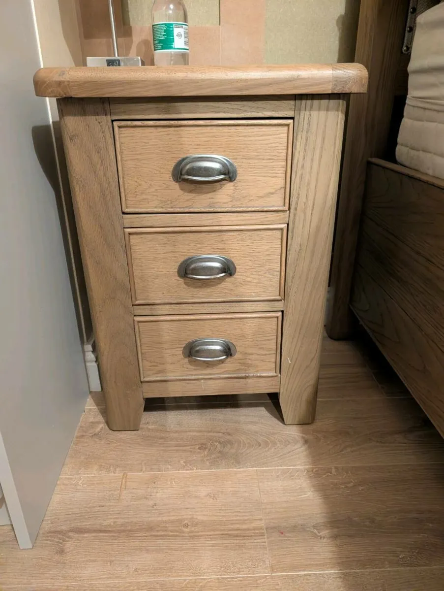 Solid Bed and Bedroom Furniture Set Chatsworth - Image 2