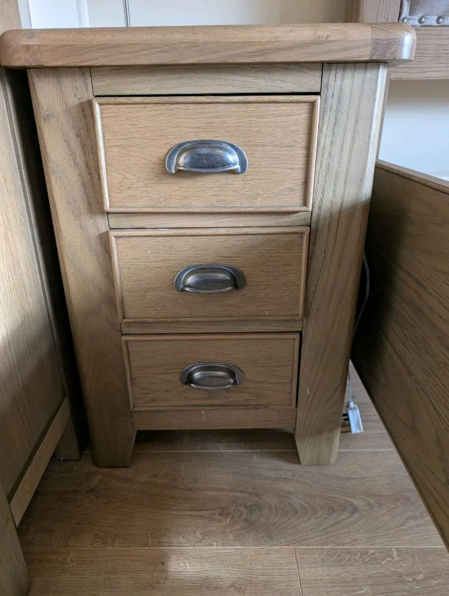 Solid Bed and Bedroom Furniture Set Chatsworth - Image 4