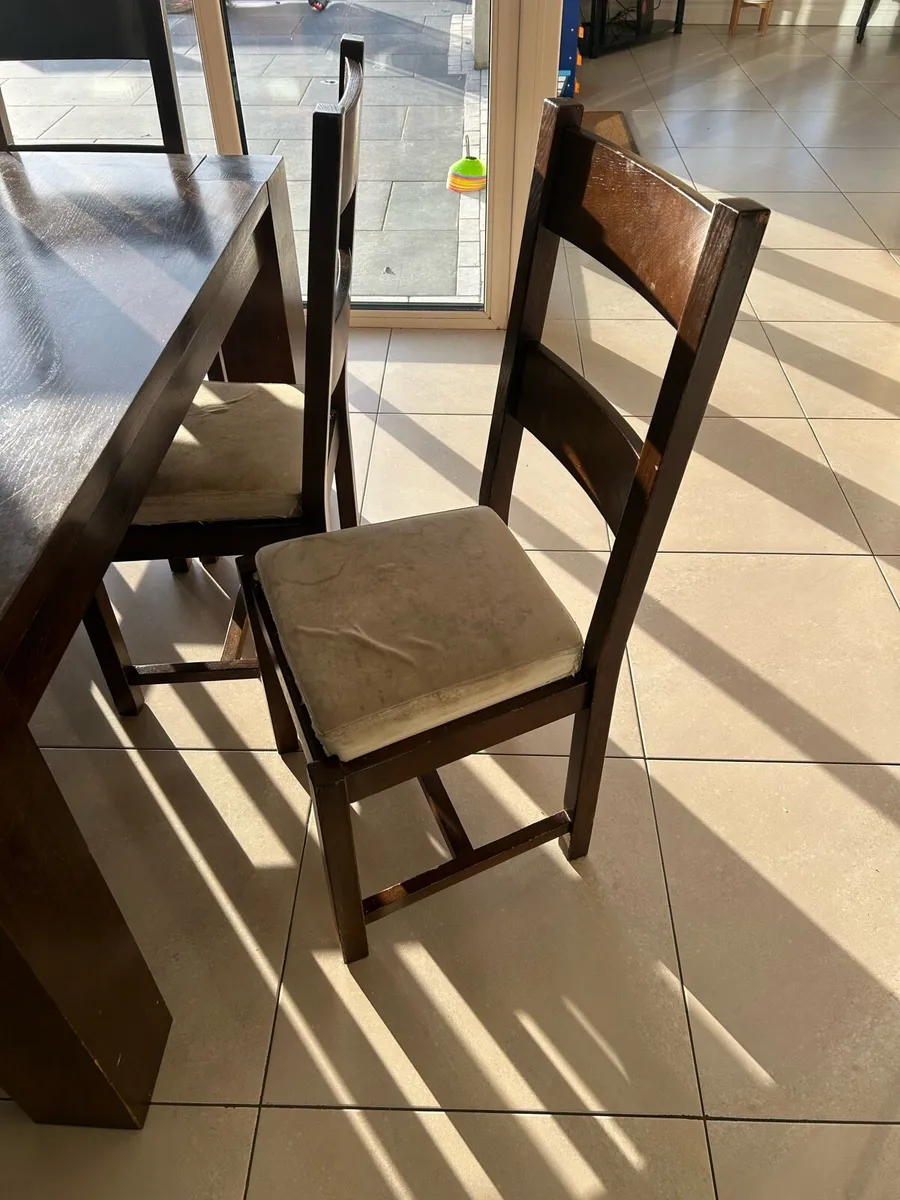Table and chairs - Image 4