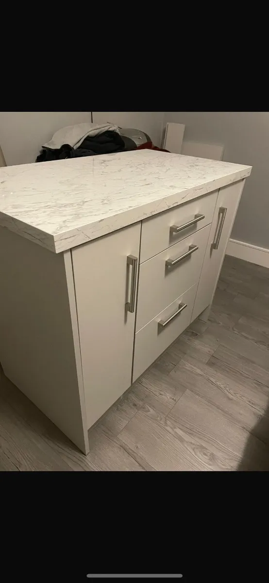Kitchen island - Image 1