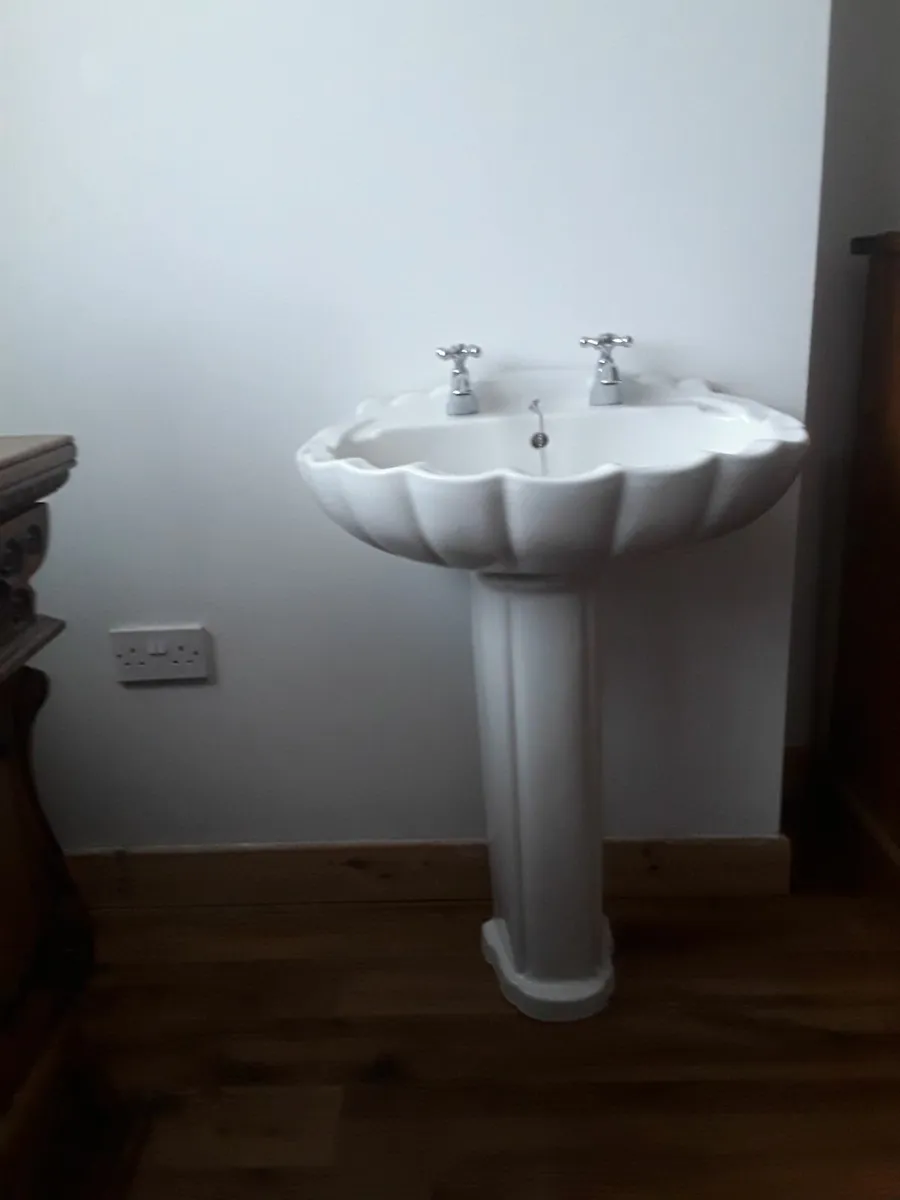 Large vintage sink shell Style pedestal taps - Image 1