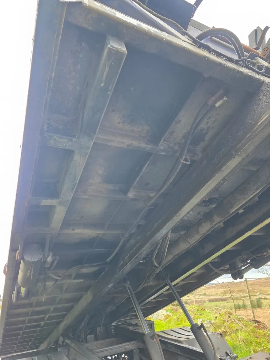 Iveco 14t tilt and slide recovery - Image 4