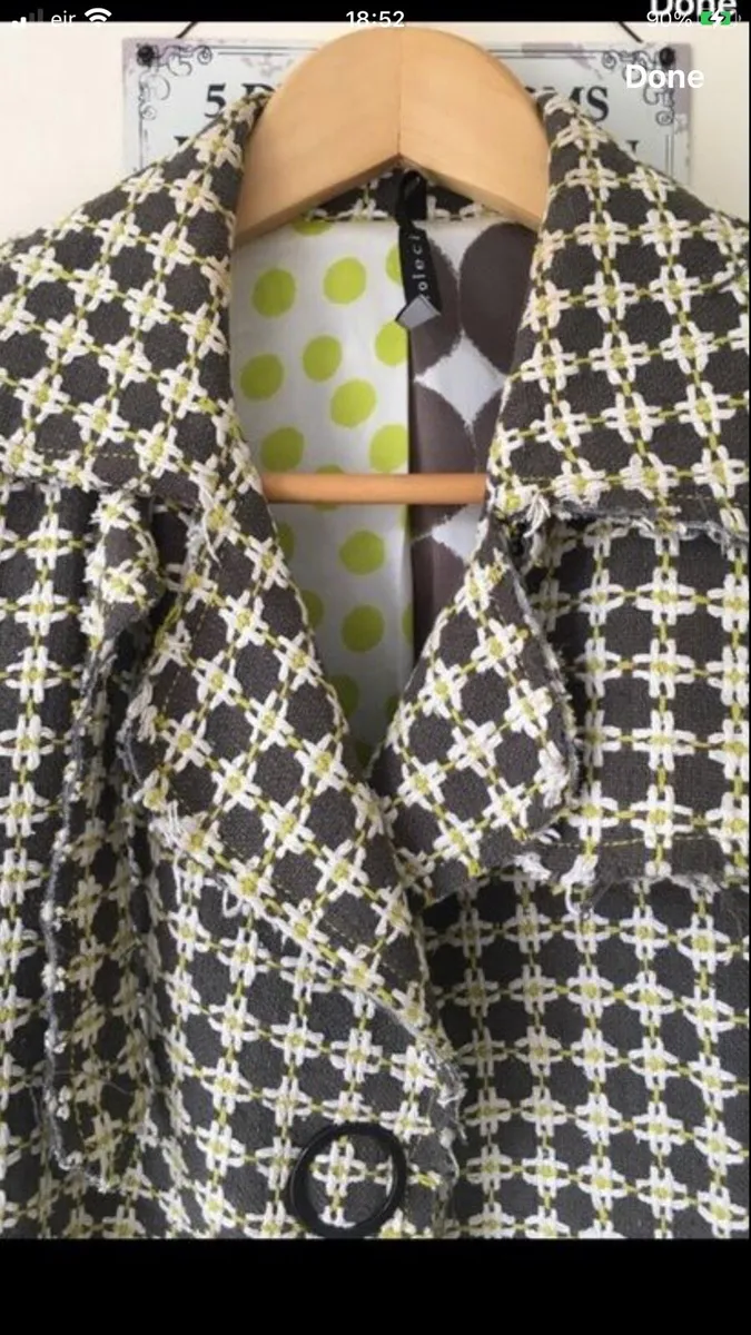 Ladies designer heavy coat size 6 €20 - Image 4