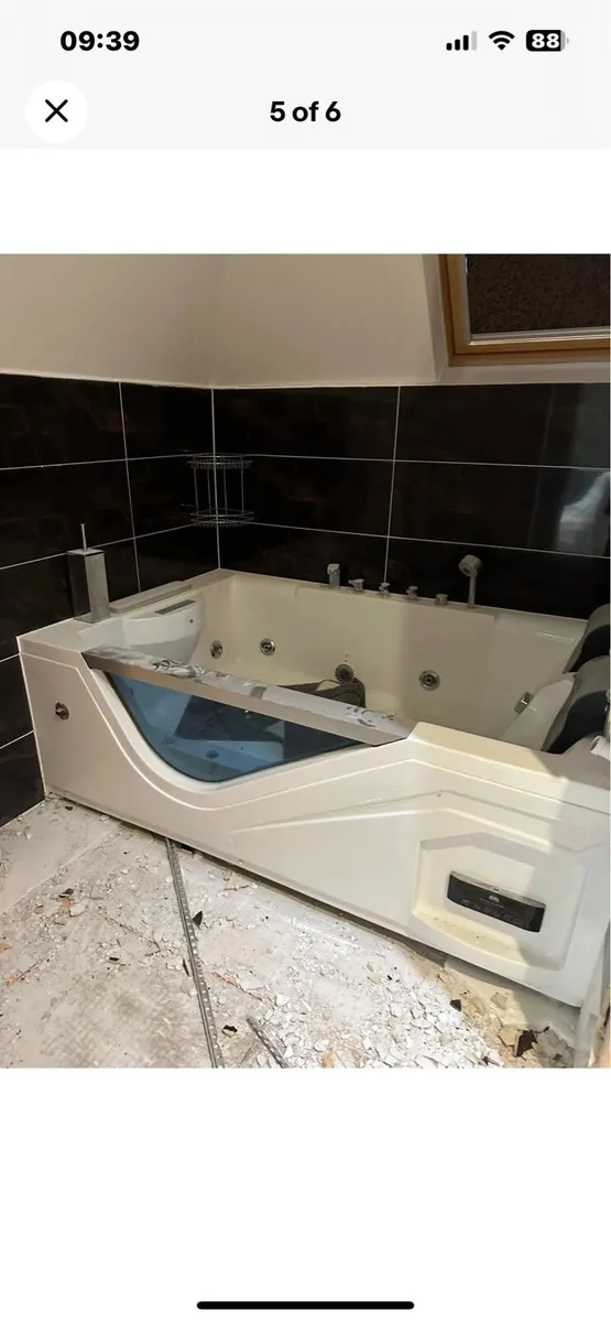 Luxury double jacuzzi Bath with electric pop up tv - Image 1