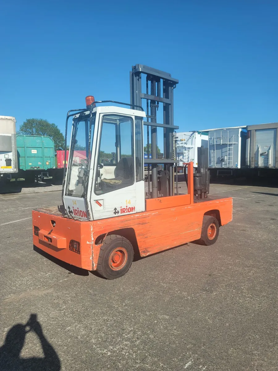 4 ton side loader diesel forklift - Image 1