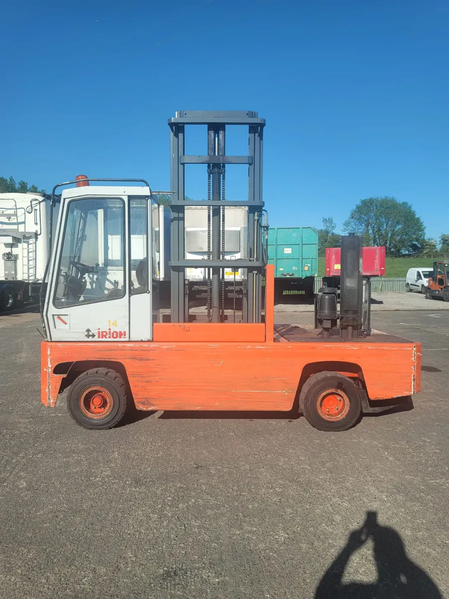 4 ton side loader diesel forklift - Image 2