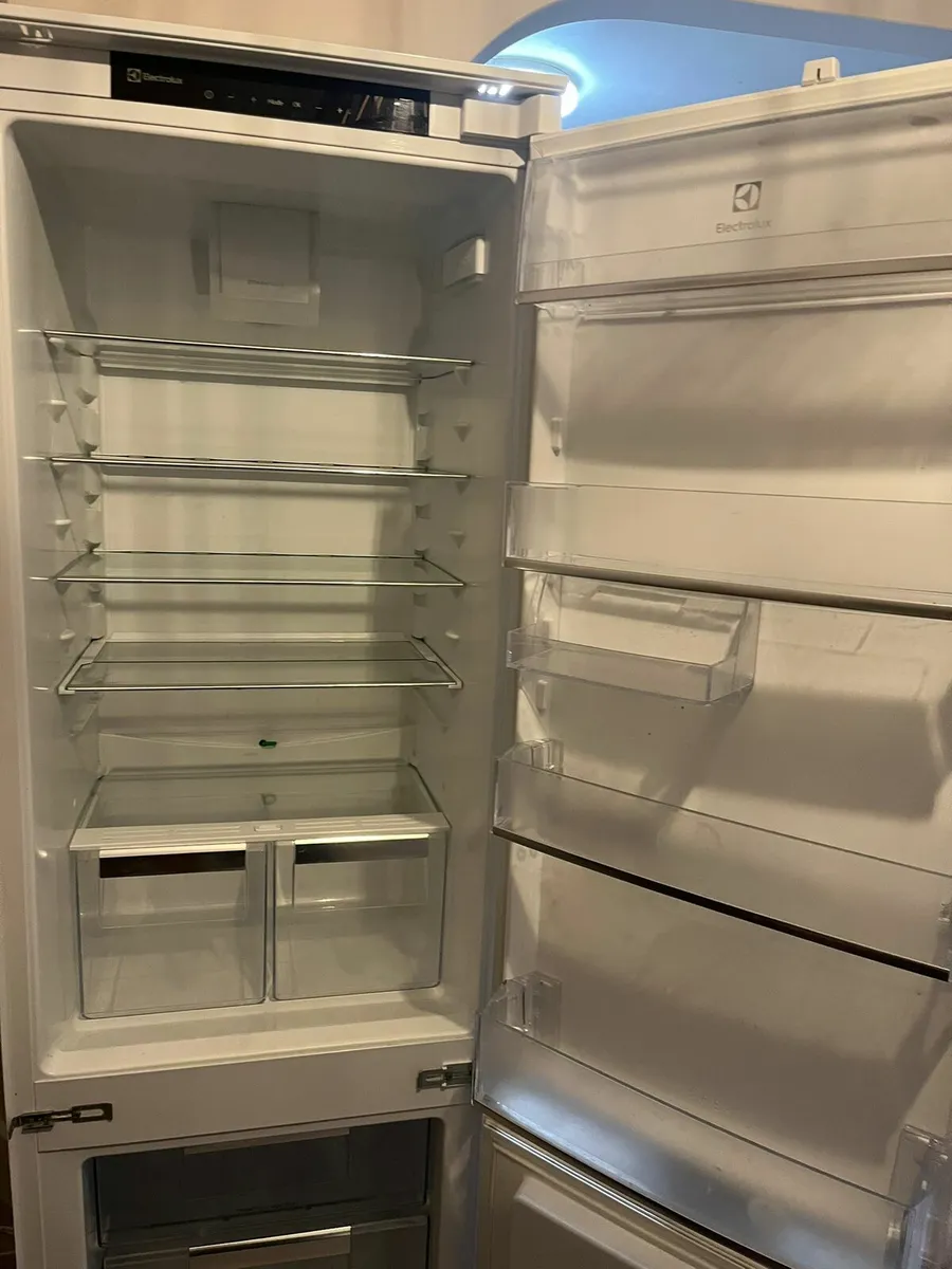 Integrated fridge freezer - Image 1
