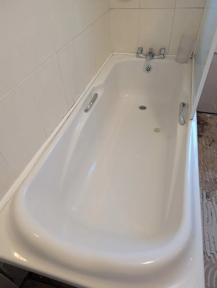 Bathroom suite - Image 1