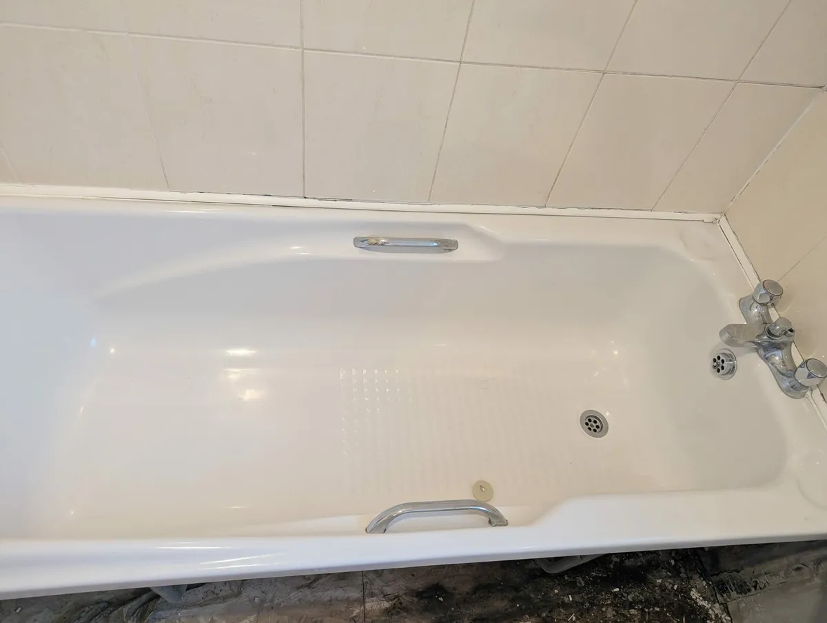 Bathroom suite - Image 2