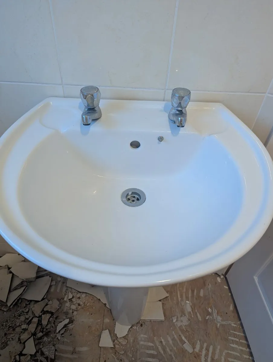 Bathroom suite - Image 3