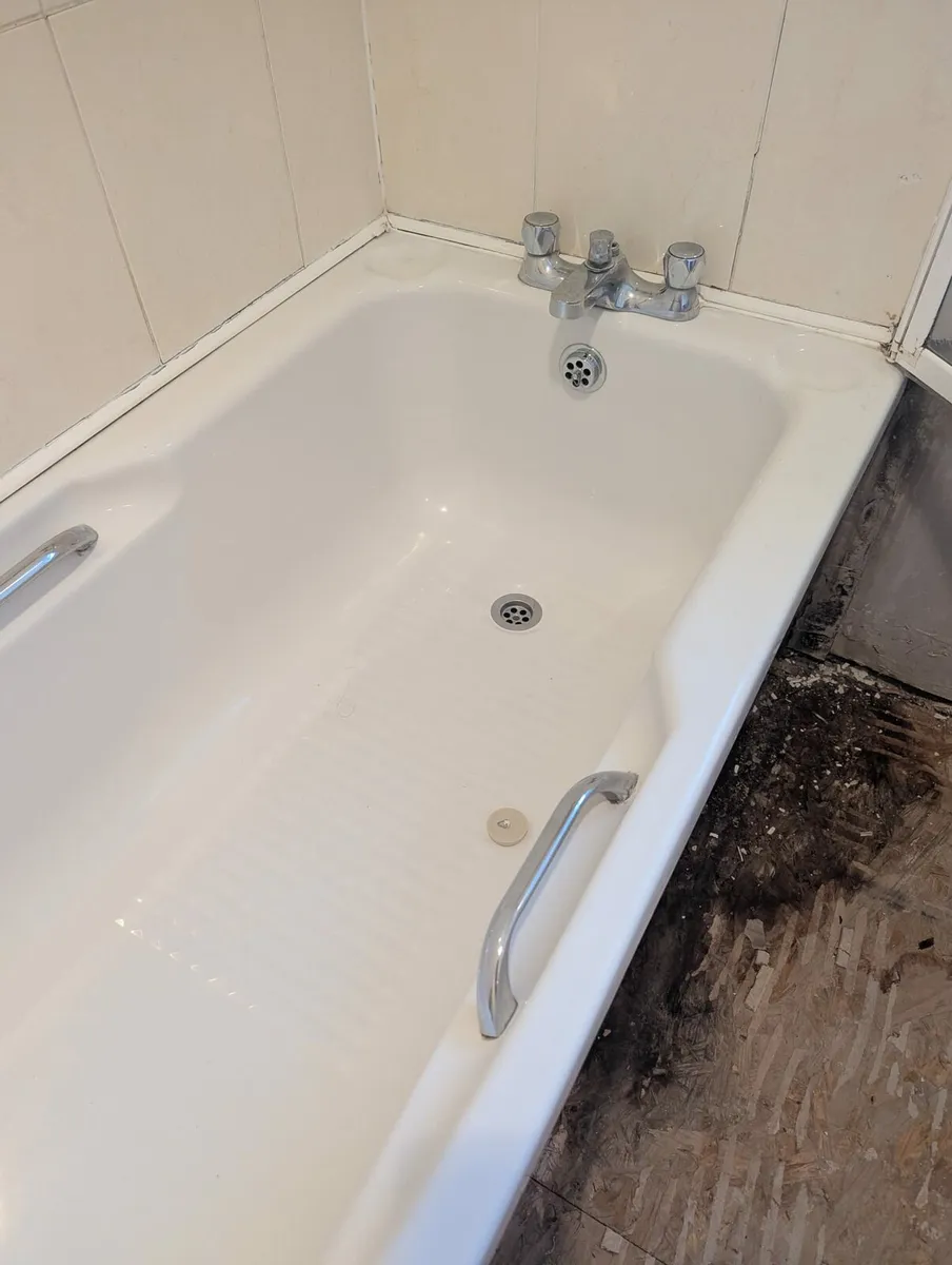 Bathroom suite - Image 4