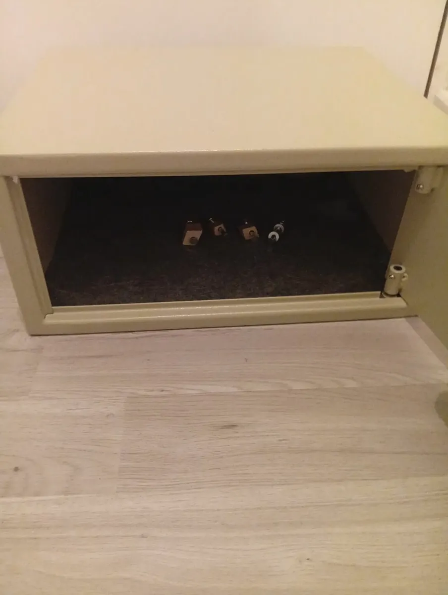 Electronic Quality Roomy Digital safe - Image 3