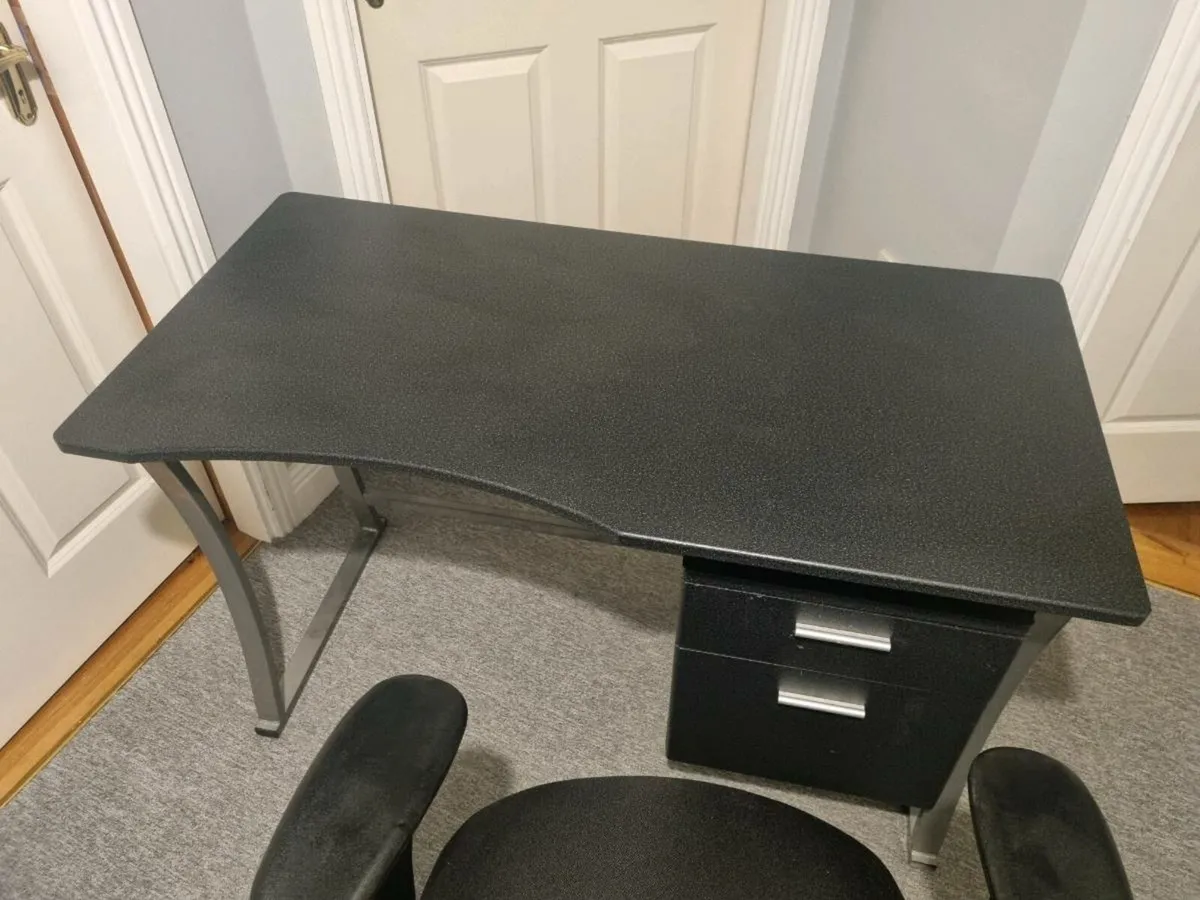 Office desk and chair - Image 2