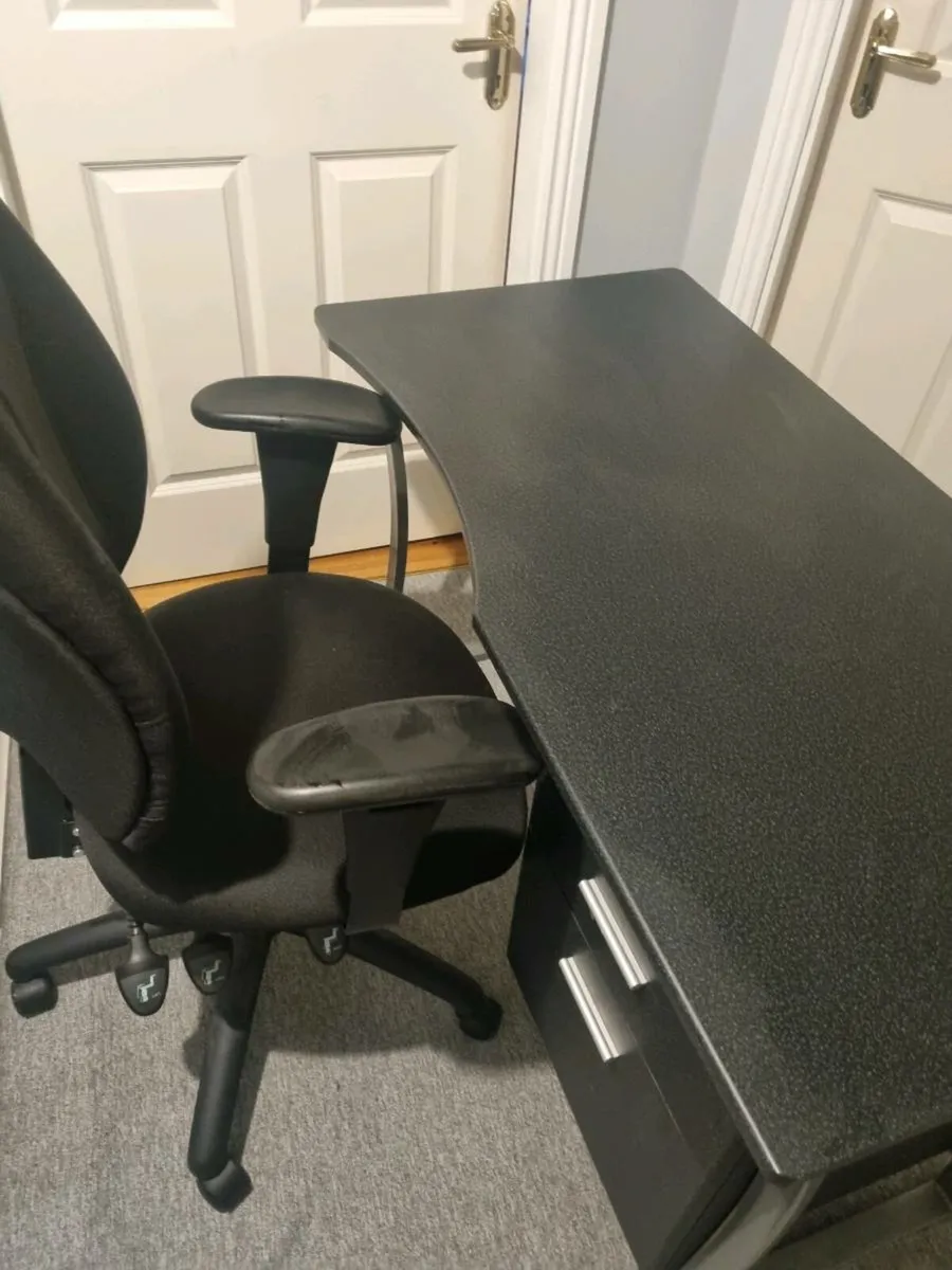 Office desk and chair - Image 4