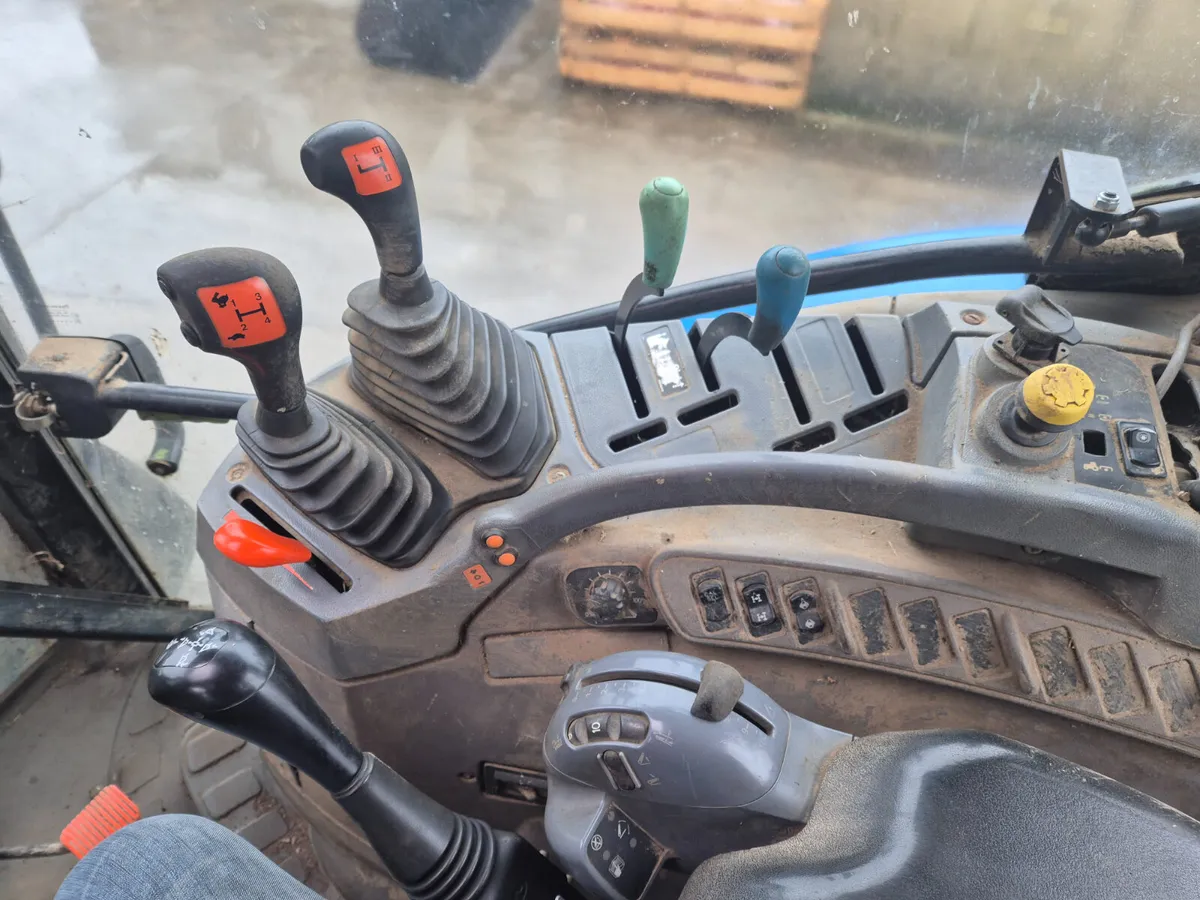 NEW HOLLAND TS100A & FRONT LOADER - Image 3