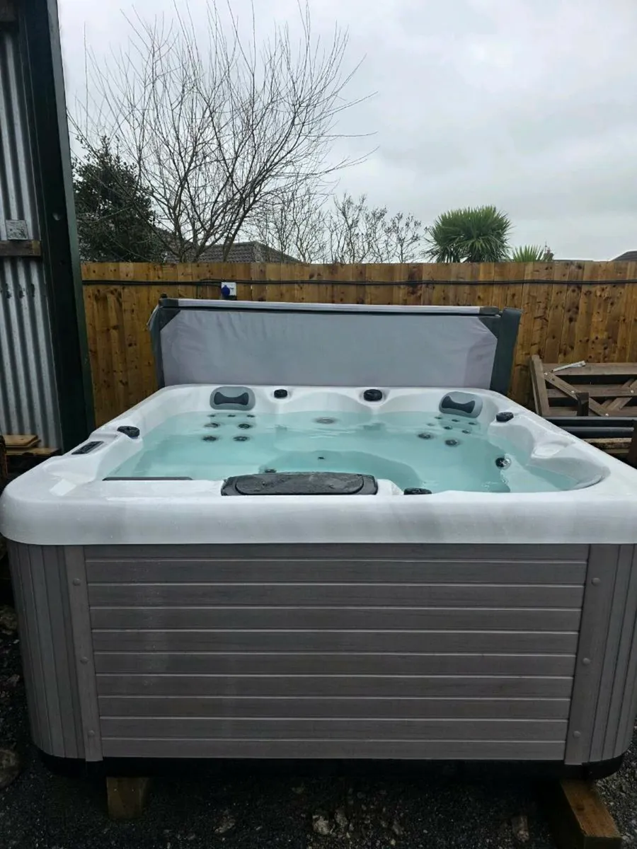 Used hot tubs - Image 1