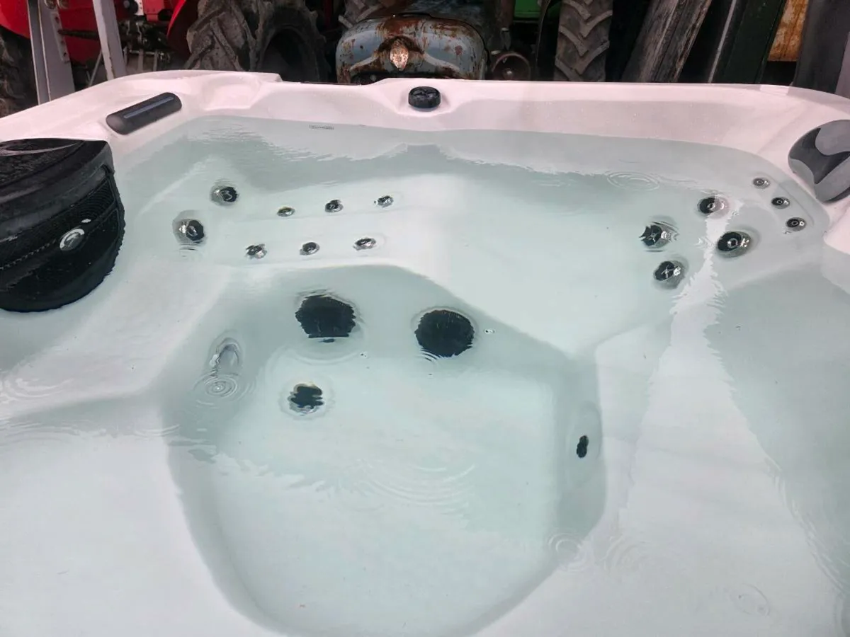 Used hot tubs - Image 3