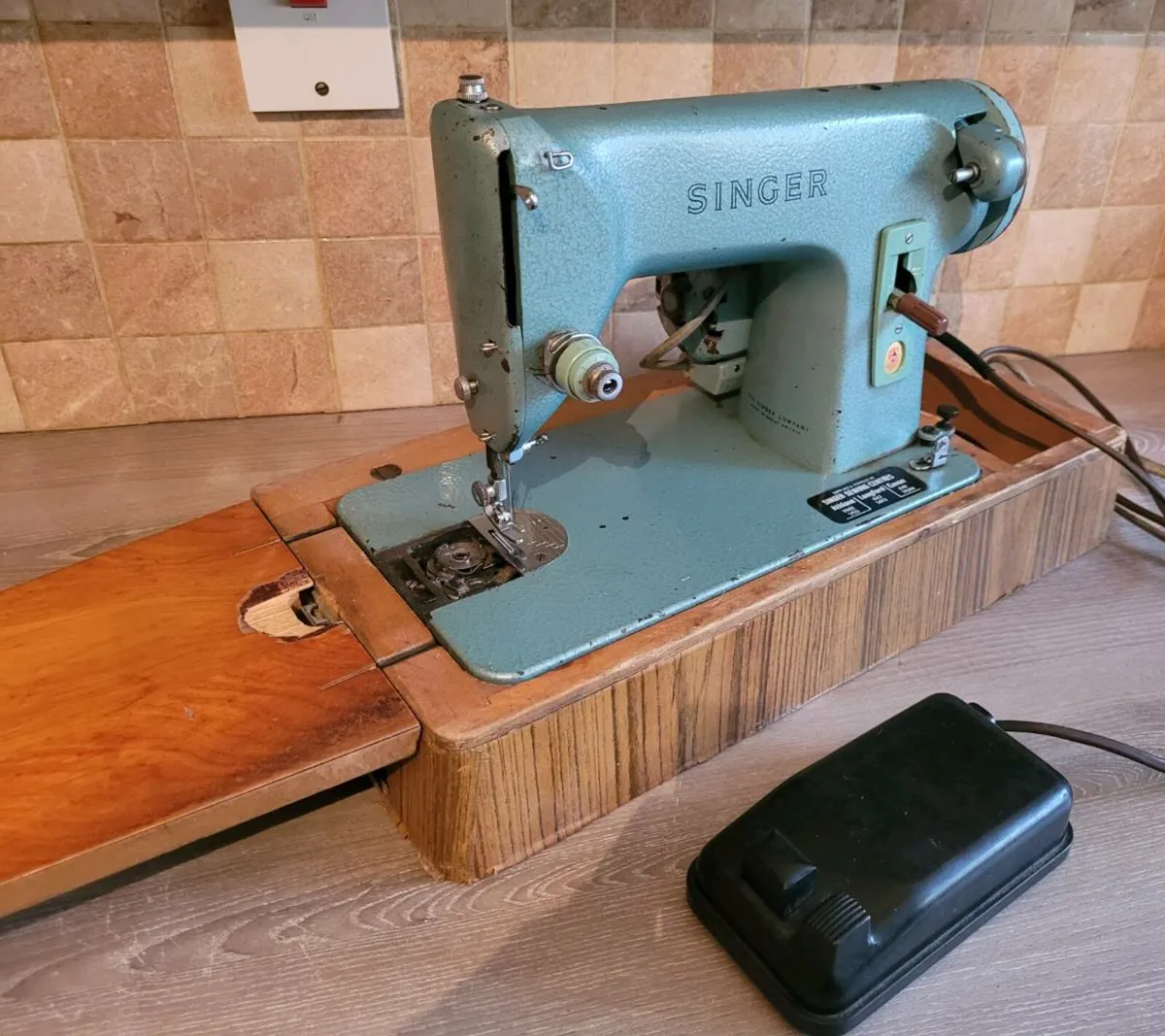 Vintage Sewing Machine - Image 3