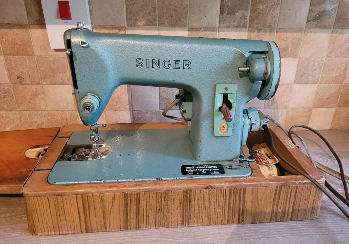 Vintage Sewing Machine - Image 4