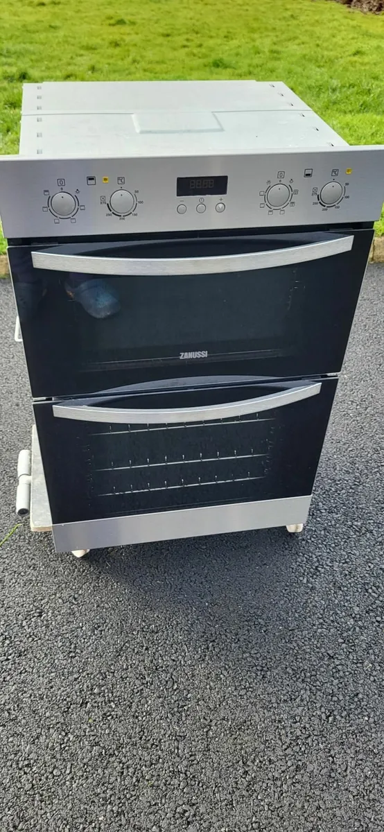 Zanussi hob and oven - Image 1