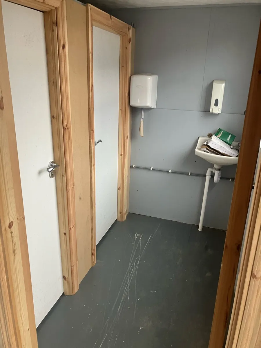 Mobile toilet block - Image 3