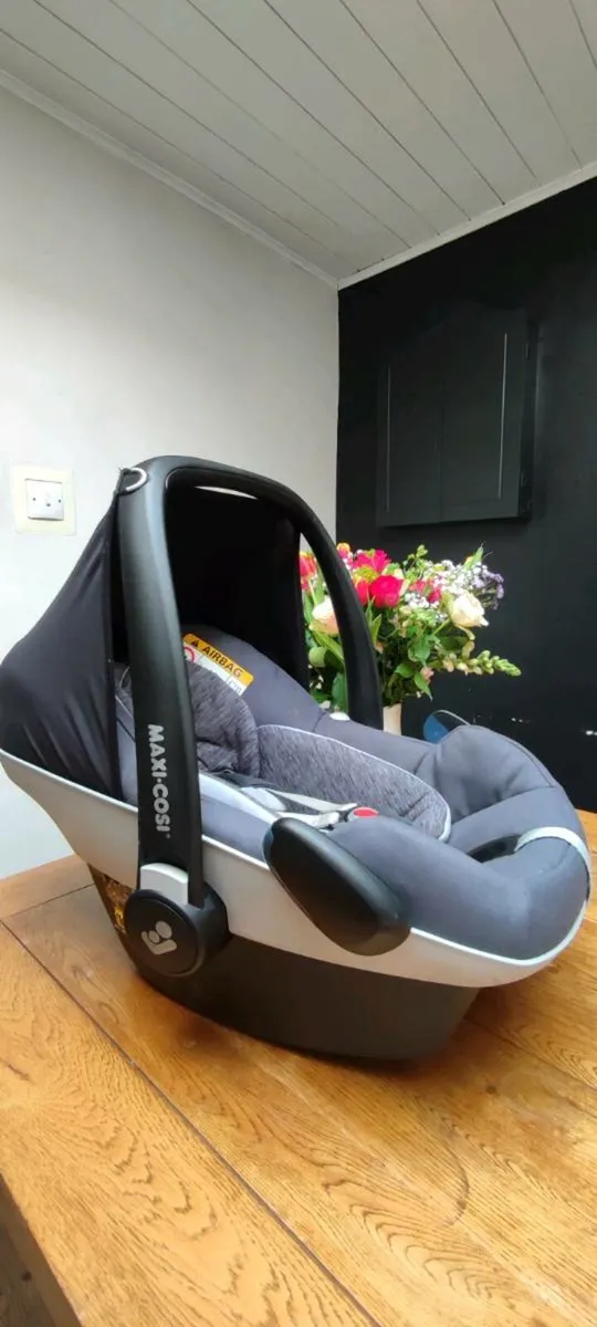 Maxi Cosi baby items - Image 3