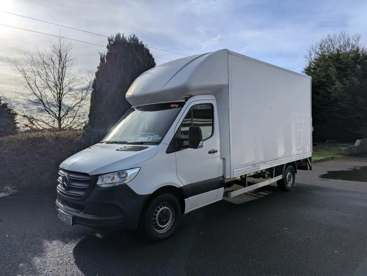 182 Mercedes Benz Sprinter Luton - Image 2