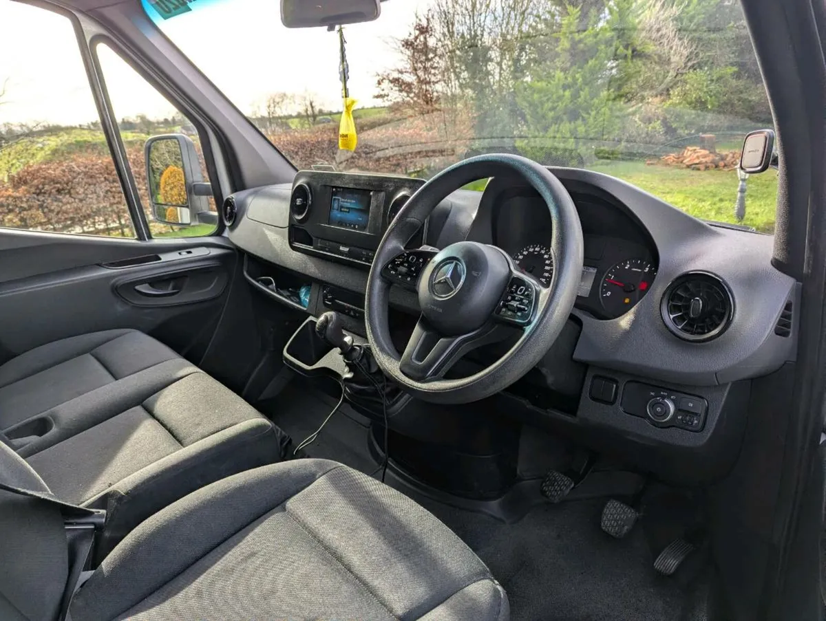 182 Mercedes Benz Sprinter Luton - Image 3