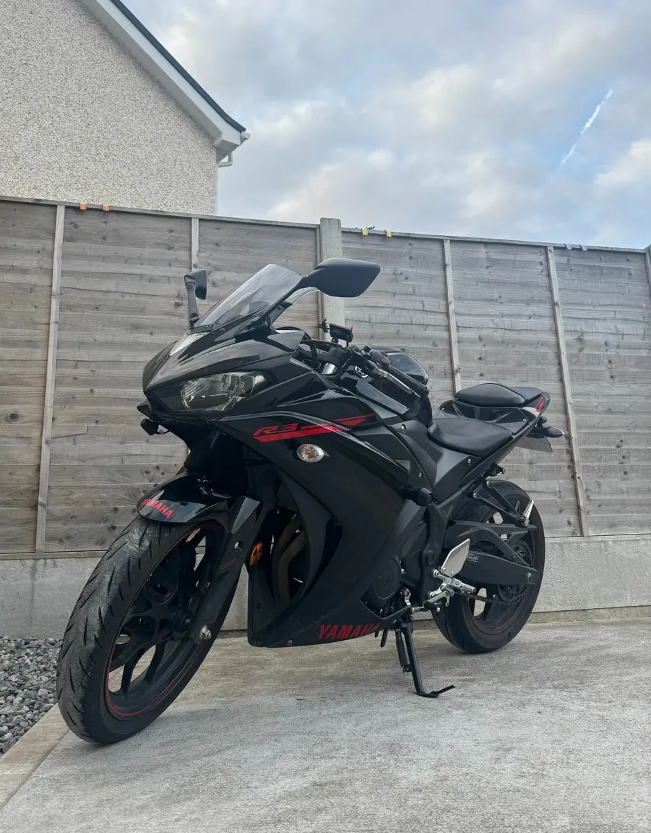 YAMAHA R3 2015 - Image 2