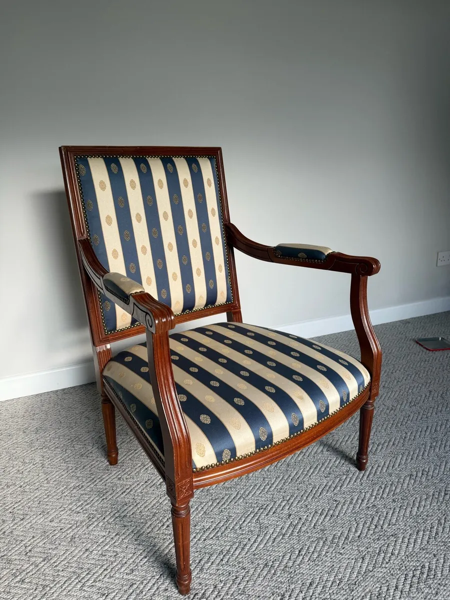 Antique arm chair - Image 1
