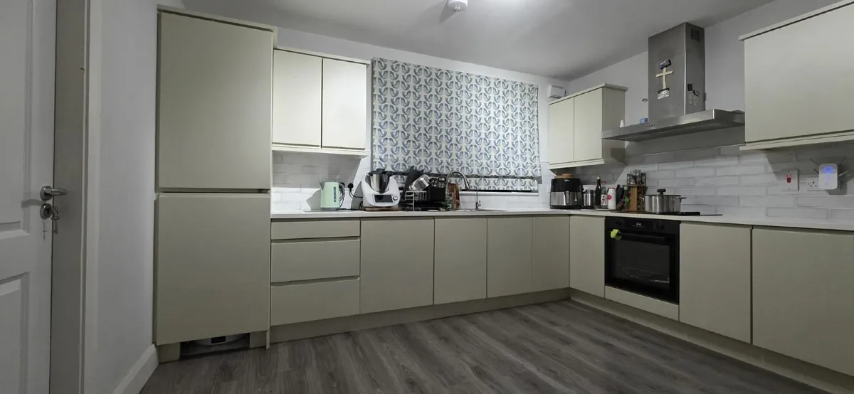 Modern L-Shaped Kitchen – Very Good Condition - Image 1