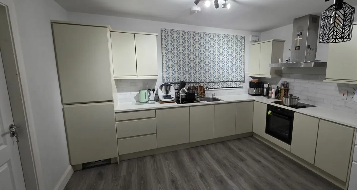 Modern L-Shaped Kitchen – Very Good Condition - Image 2