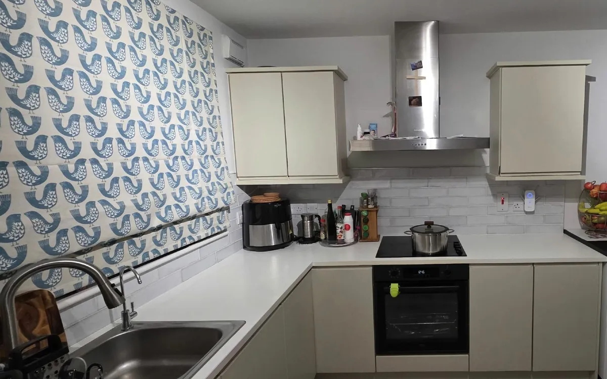 Modern L-Shaped Kitchen – Very Good Condition - Image 4