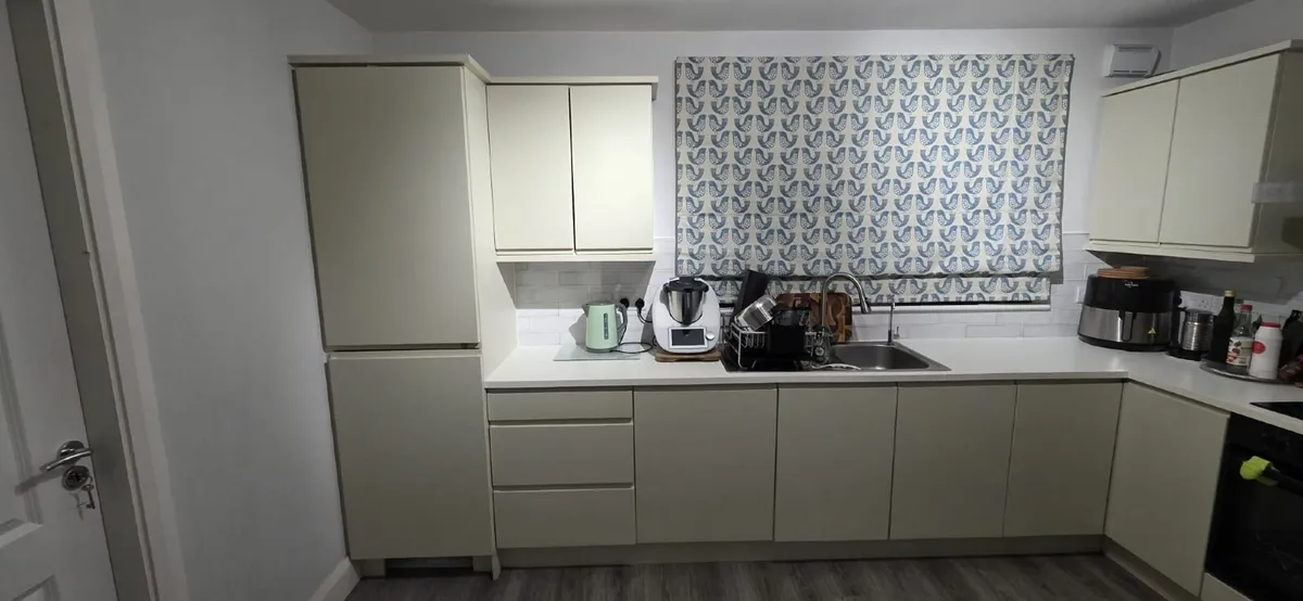 Modern L-Shaped Kitchen – Very Good Condition - Image 3