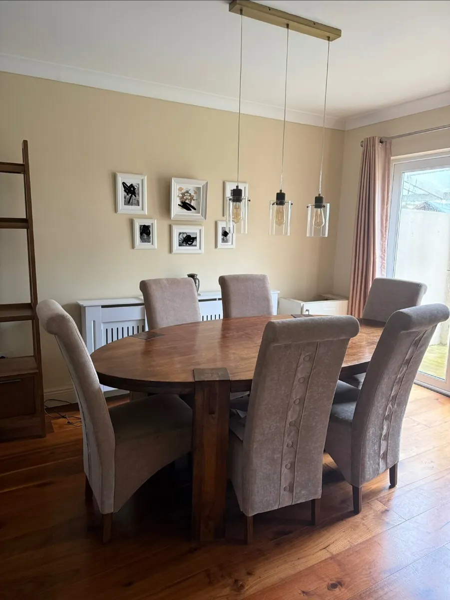 Table and 6 chairs - Image 1