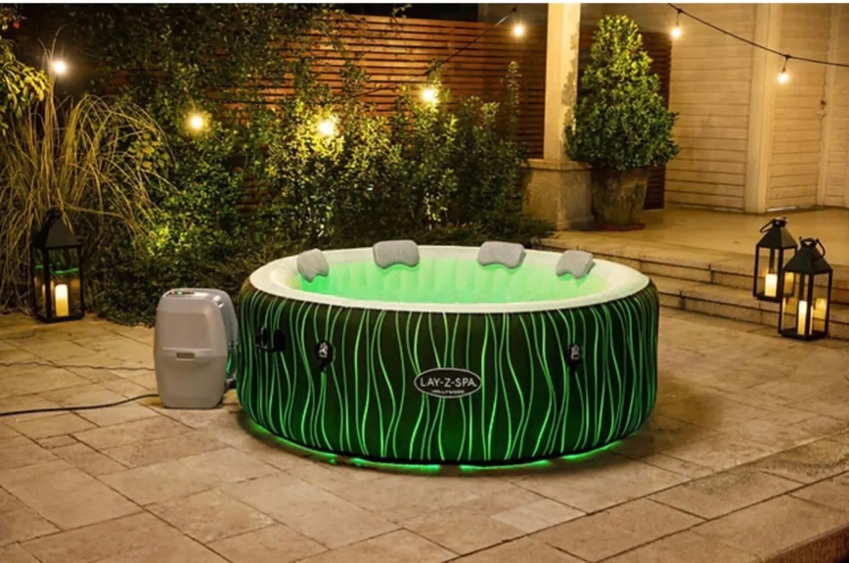 Lay. Z Spa Hollywood hot tub 4/6 person with Led - Image 2