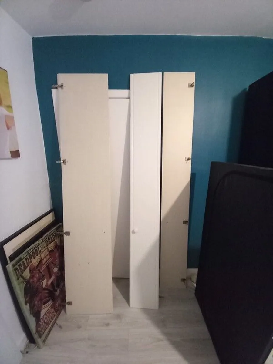 free wardrobe perfect condition ready to collect - Image 4