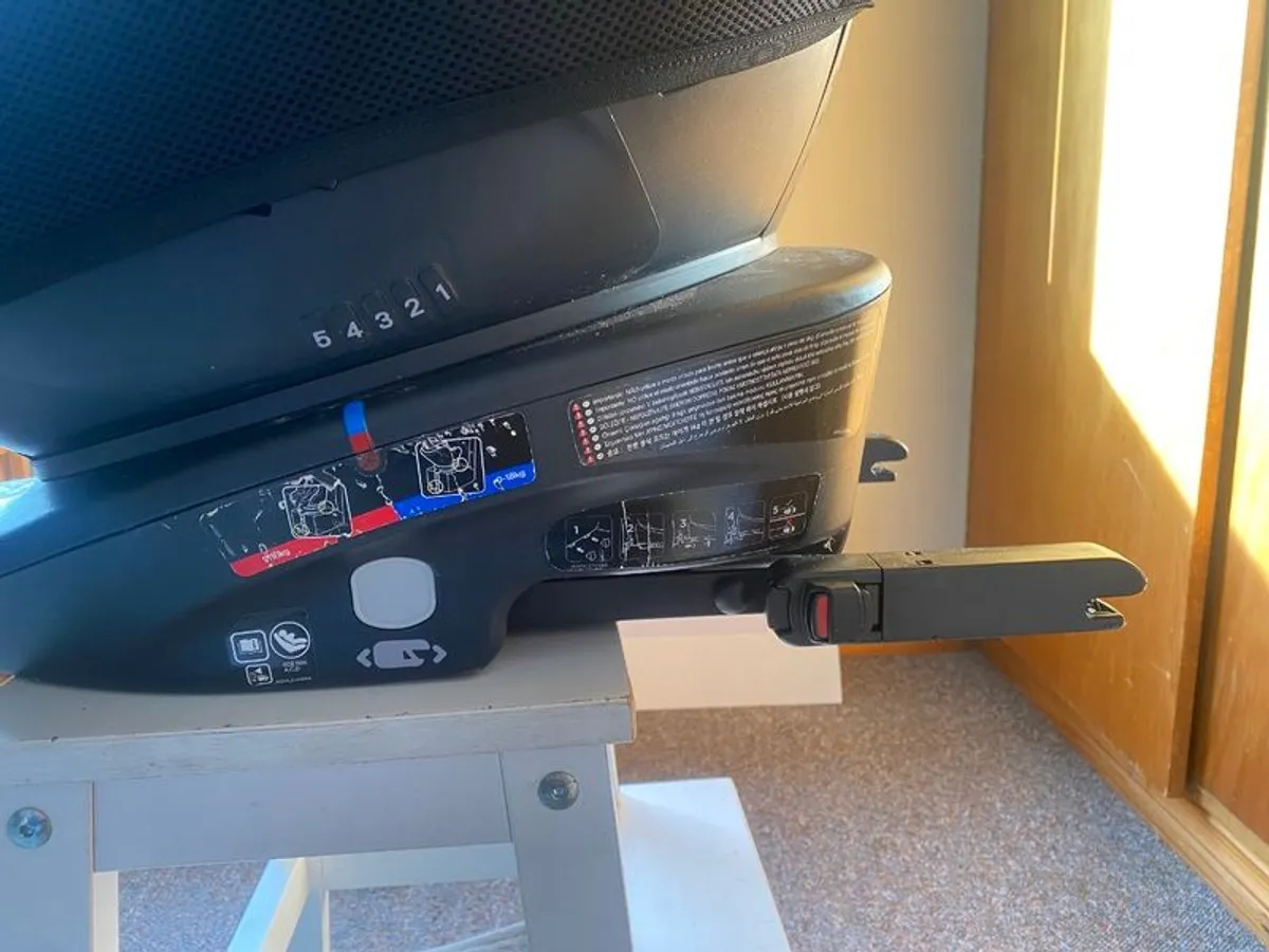 Joie 360 car seat - Image 4