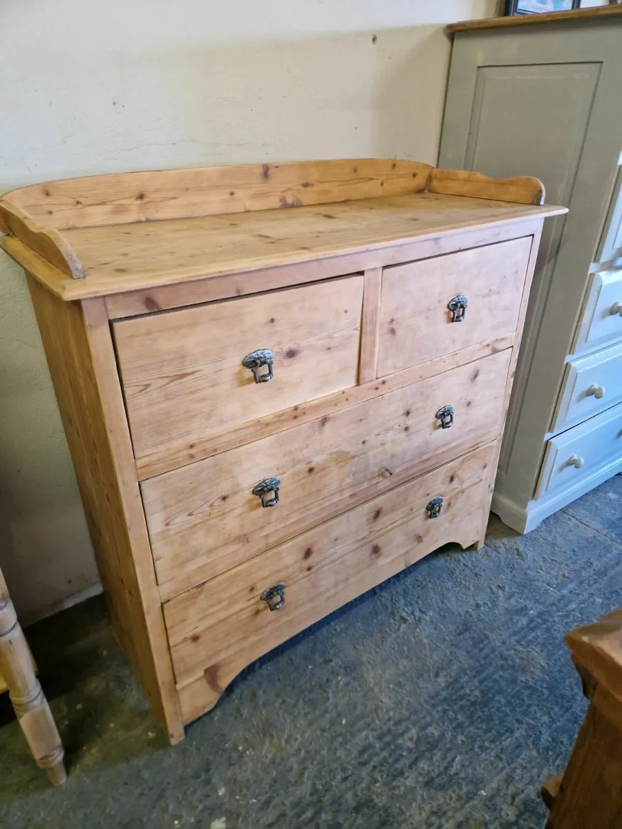 Early 1900s pine chest of drawers - Image 1