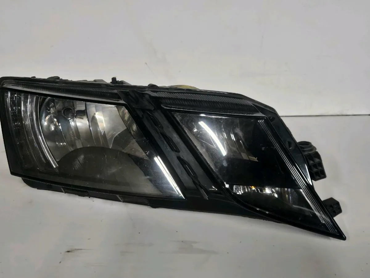 2018 skoda octavia  right headlight - Image 1