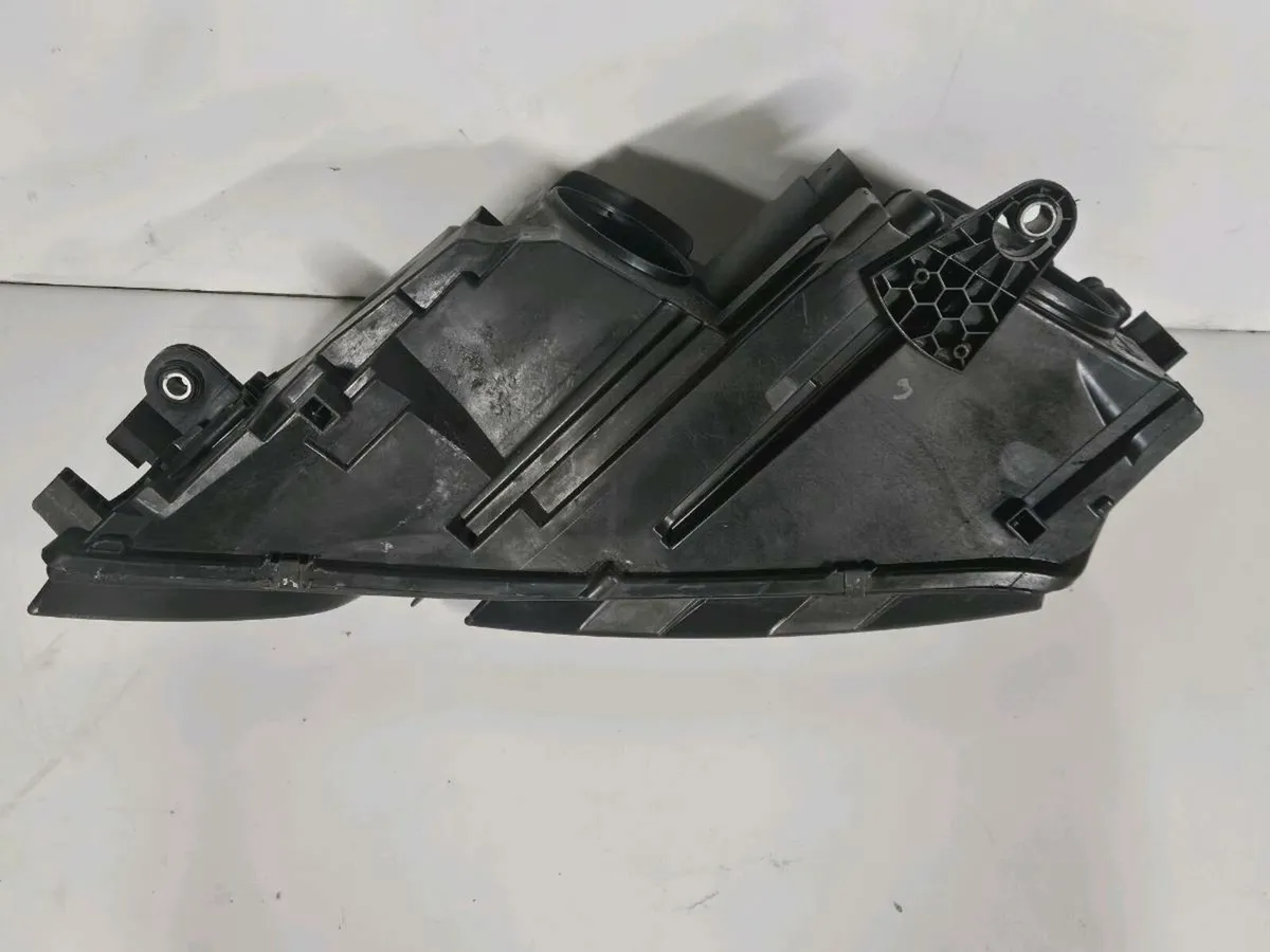 2018 skoda octavia  right headlight - Image 4