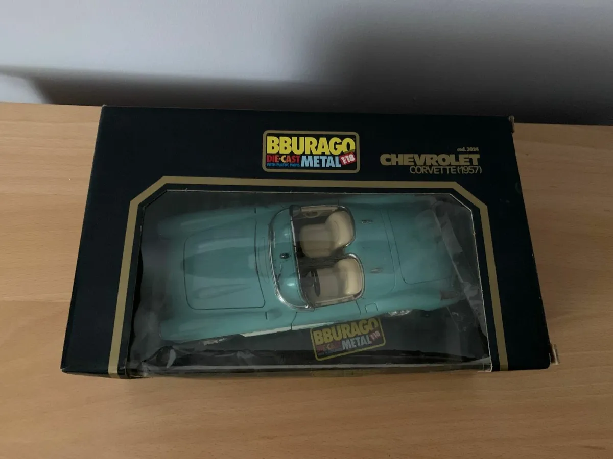 1957 Chevrolet Corvette 1/18 Burago Model Car - Image 2