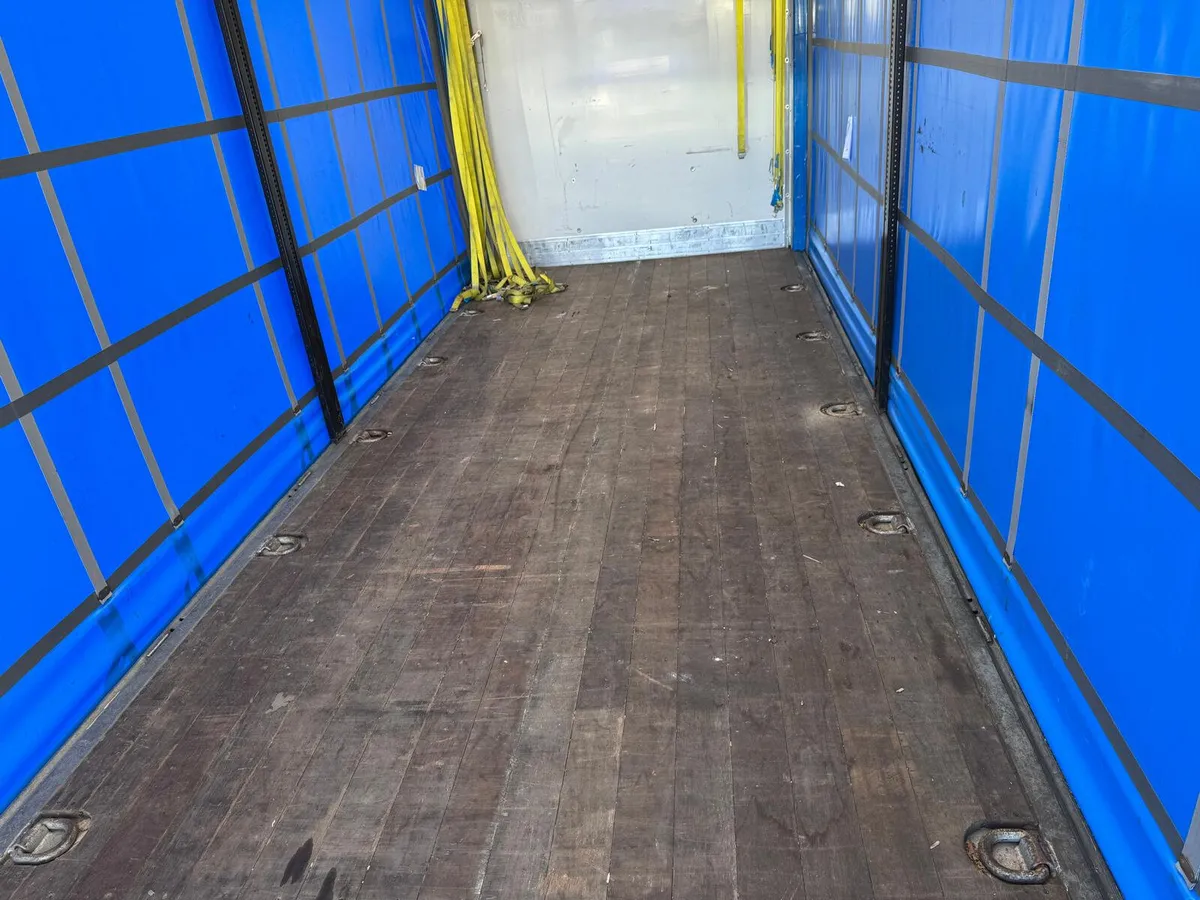 Renault T380 Curtainside - Image 4