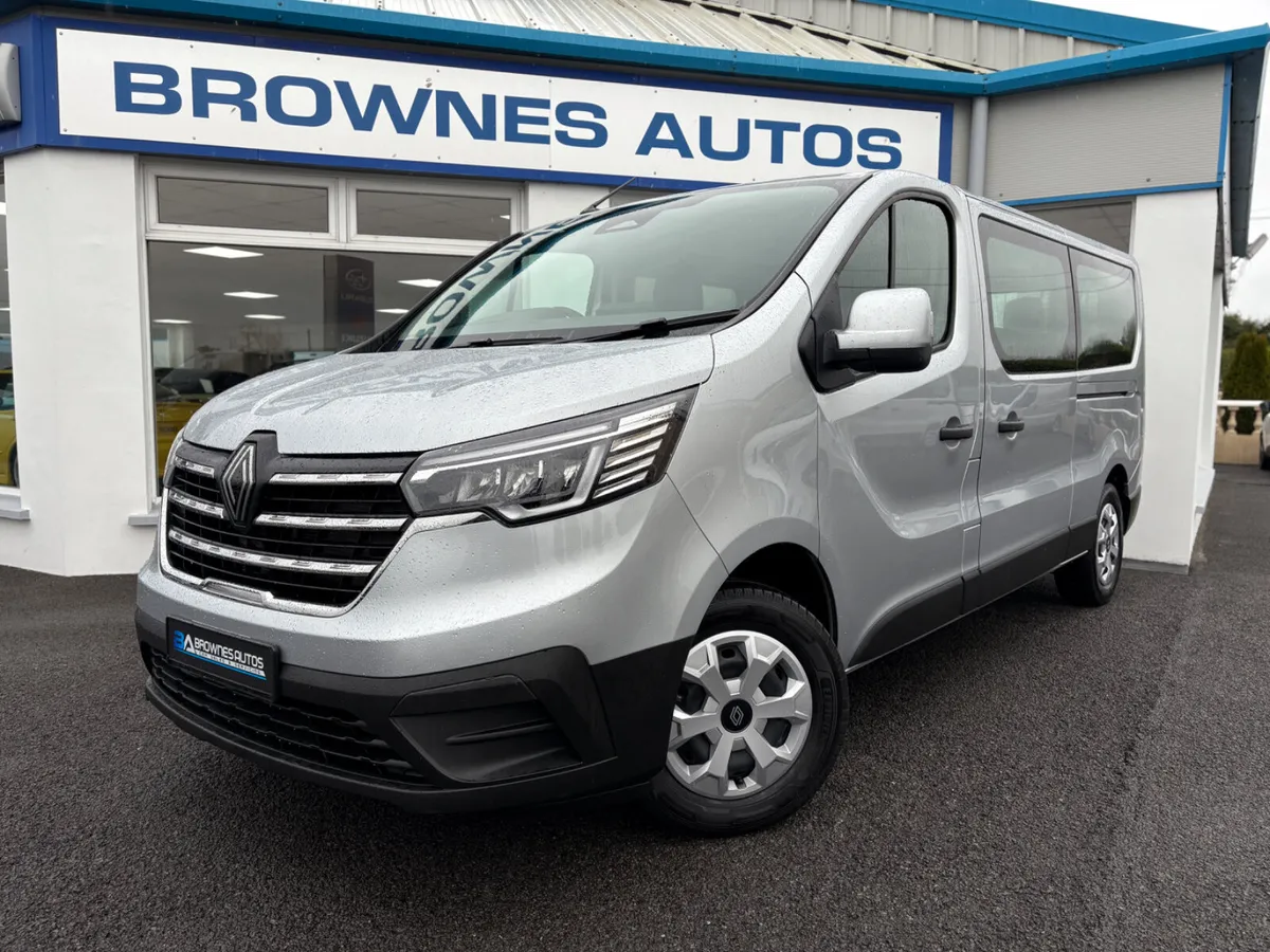225 (252) Renault Traffic LWB Minibus 9 Seater - Image 2