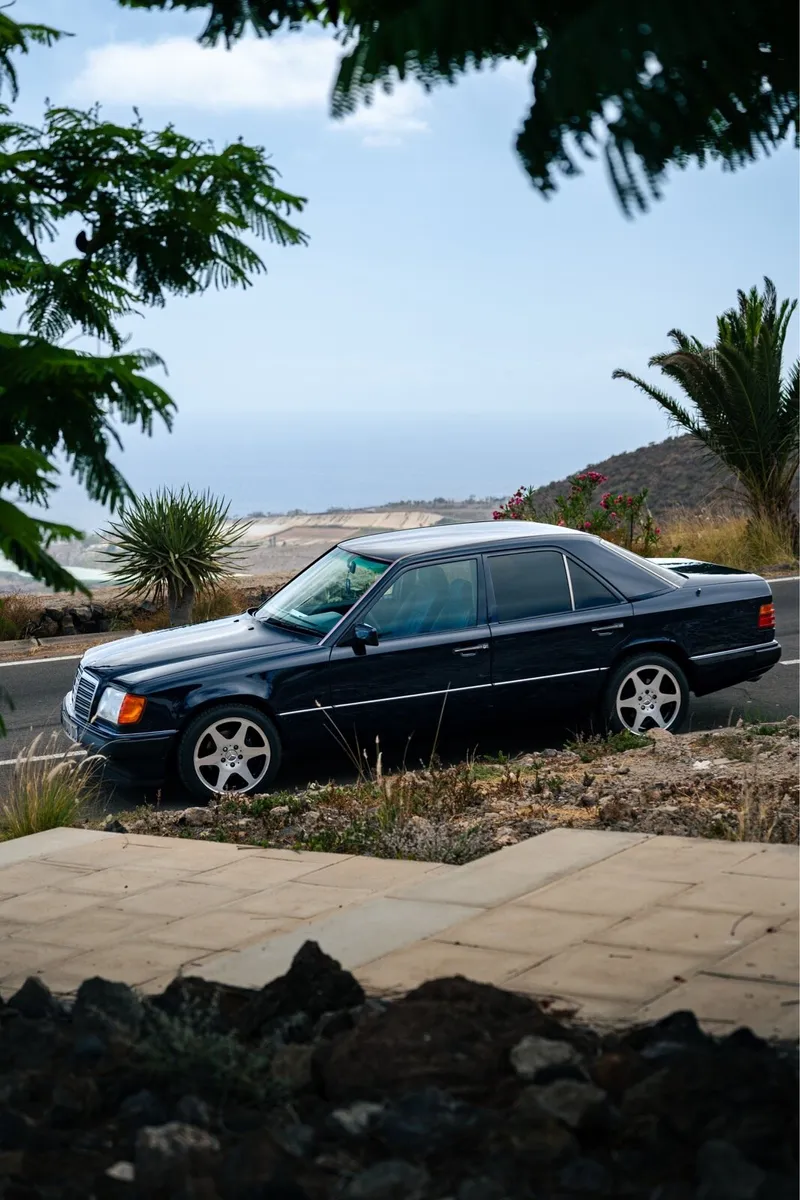 Manual LHD Mercedes 320e - Image 1